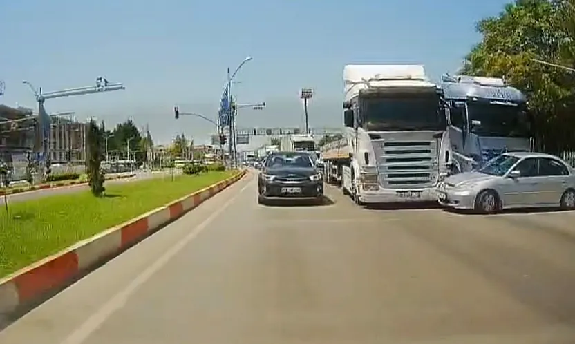 Malatya'da Otomobil Tırın Önünde Sürüklendi, Facia Kıl Payı Atlatıldı!