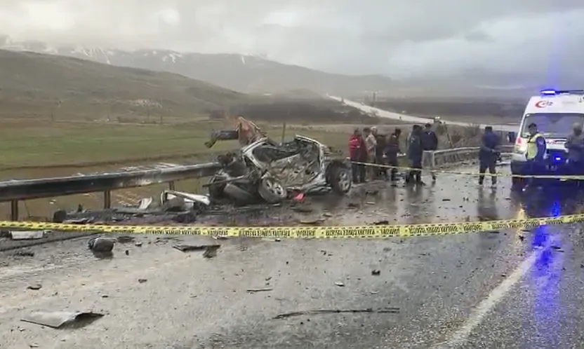 Malatya'da Otomobil Tırla Çarpıştı: 3 Kişi Hayatını Kaybetti 1 Kişi Yaralandı!