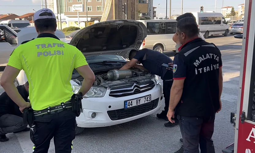 Malatya'da Otomobilde Mahsur Kalan Yavru Kedi Kurtarıldı