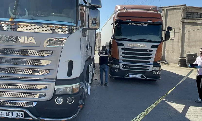 Malatya'da Sanayi Sitesinde Korku Dolu Anlar! 1 Kişi Tırların Arasında Sıkıştı