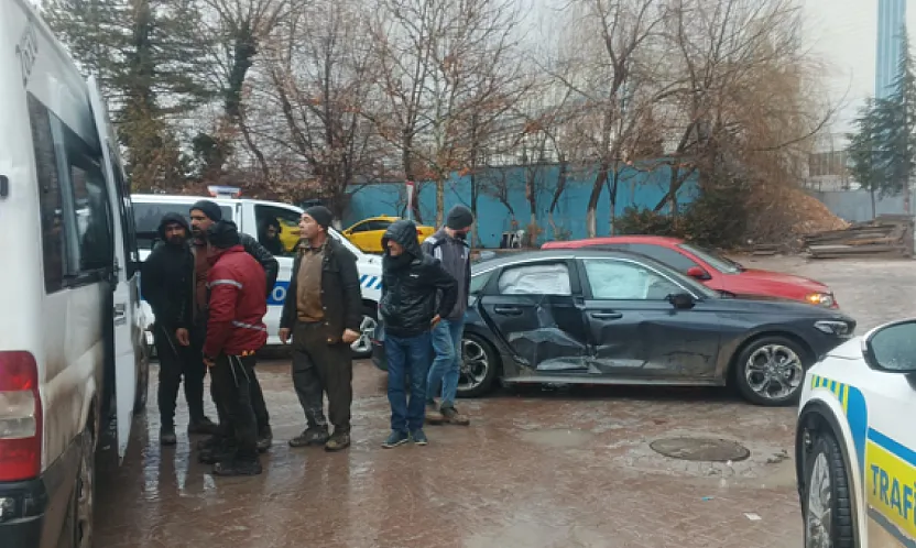 Malatya'da Şantiye Minibüsü ile Otomobil Çarpıştı: 2 Yaralıl Var!