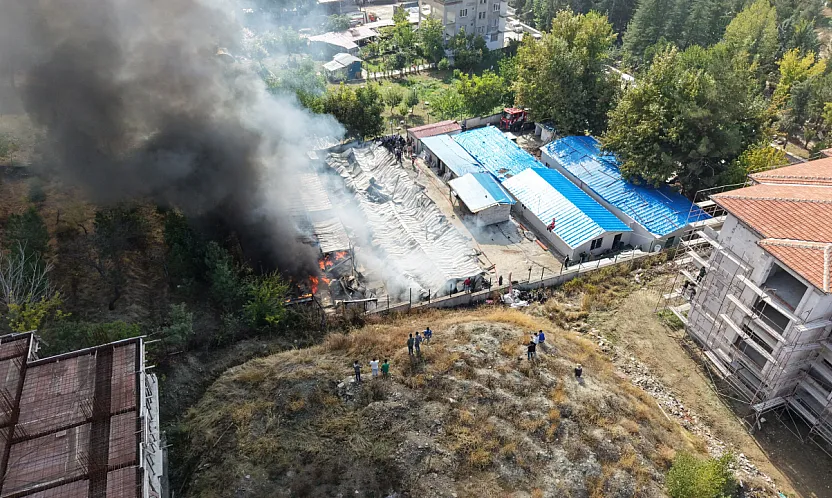 Malatya'da Şantiyede Korkutan Yangın! 30 Konteyner Hasar Gördü