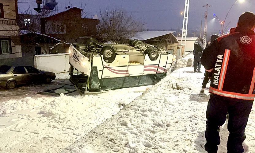 Malatya'da Servis Alt Yola Devrildi: 9 Yaralı