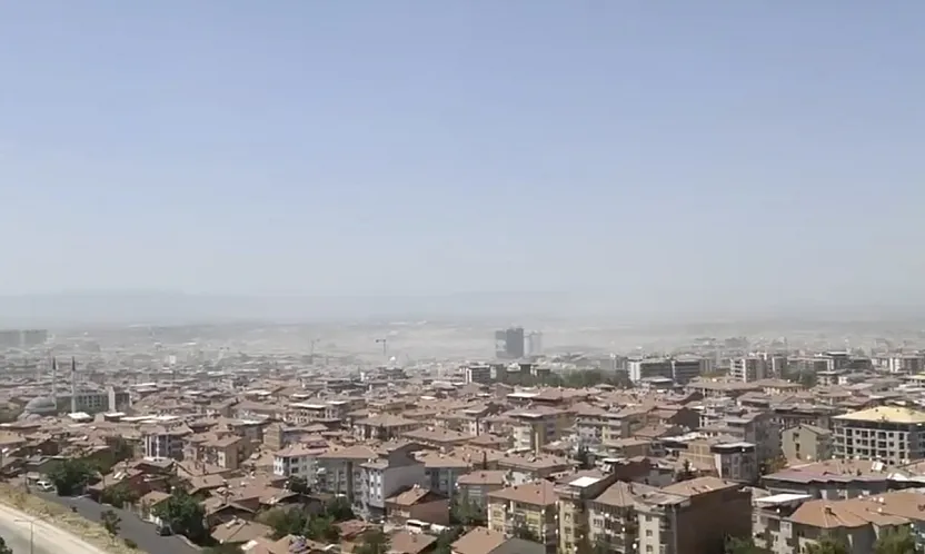 Malatya'da Sıcak Ve Rüzgar Birleşti, Toz Bulutları Şehri Kapladı!