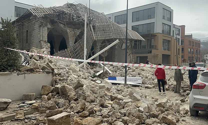 Malatya'da Tarihi Cami Restorasyonunda Duvar Çöktü: 1 Yaralı