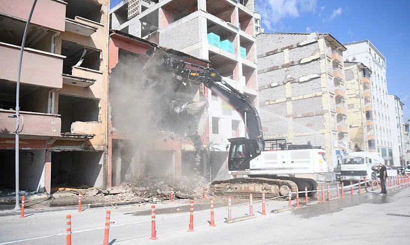 Malatya'da Tehlike Saçan Bina Yıkıldı!
