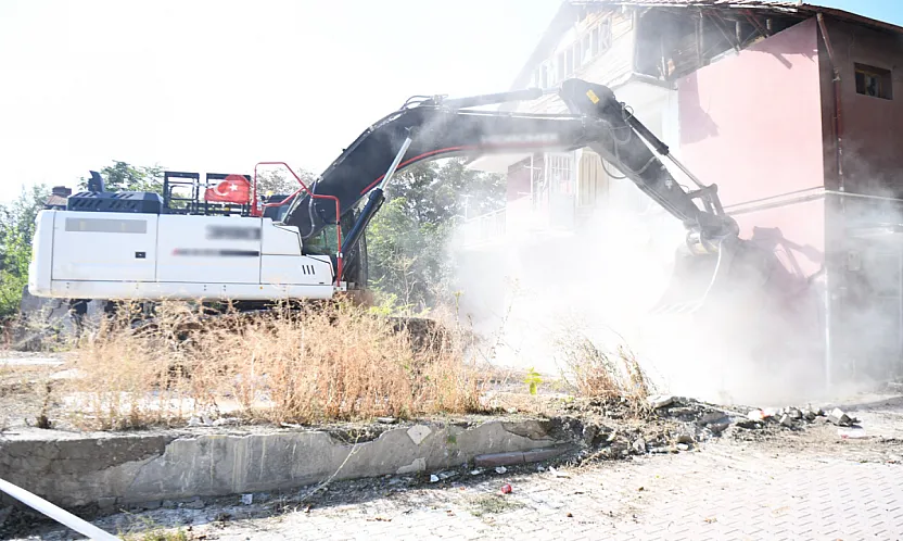 Malatya'da Tehlike Saçan Metruk Bina Yıkıldı!