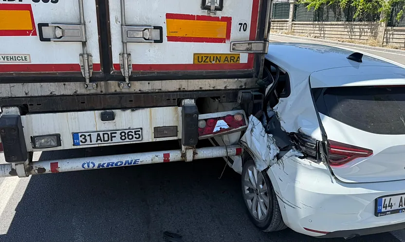 Malatya'da Tırla Çarpışan Otomobil Ağır Hasar Aldı!