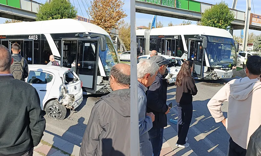 Malatya'da Trambüs Ve Otomobil Çarpıştı, Yaralılar Var!