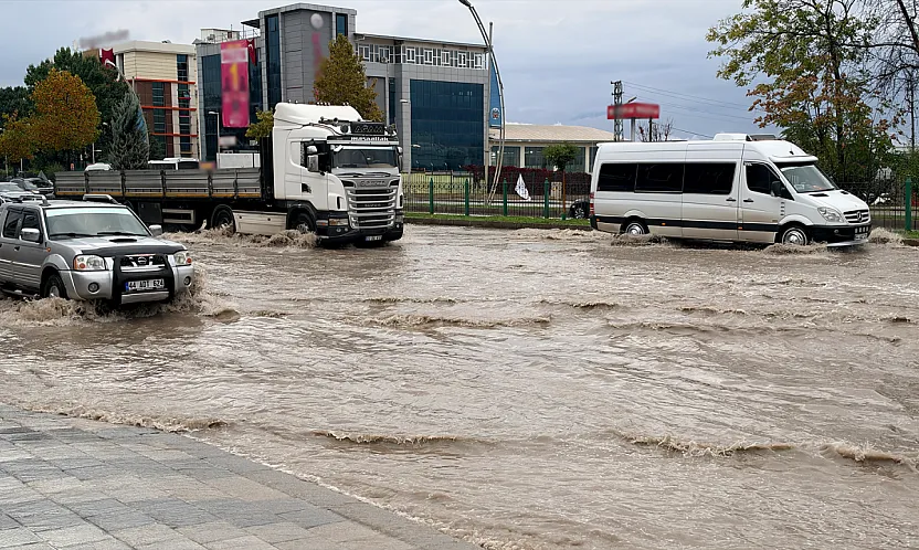 Malatya'da Yağmur Trafiği Olumsuz Etkiledi! Sürücüler Zor Anlar Yaşadı