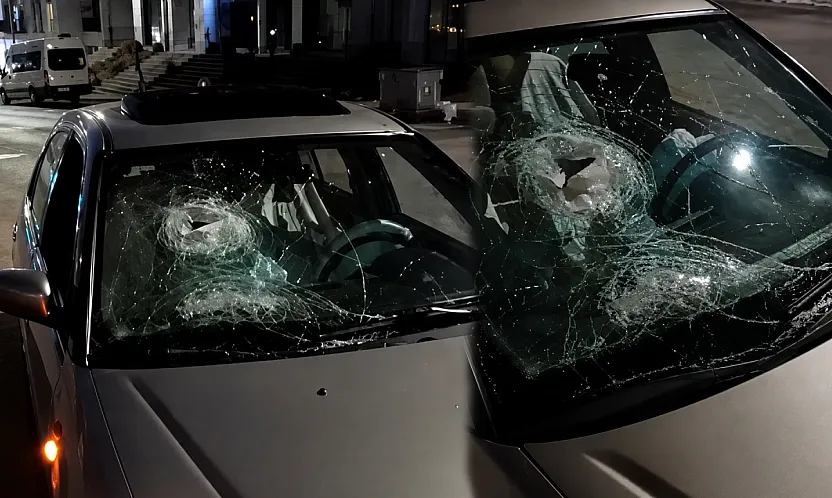 Malatya'da Yol Ortasındaki Tehlike! Tek Bir Çarpışma Aracı Hurdaya Çevirdi