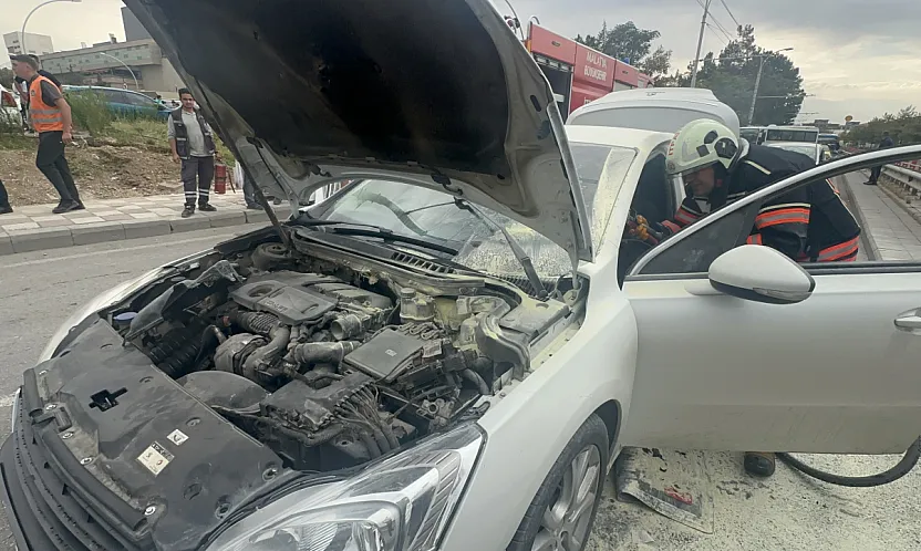 Malatya'da Yolda Giden Otomobilin Motoru Alev Aldı!