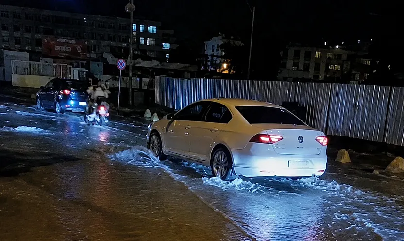 Malatya'da Yolu Su Bastı, Sürücüler İlerlemekte Zorlandı!
