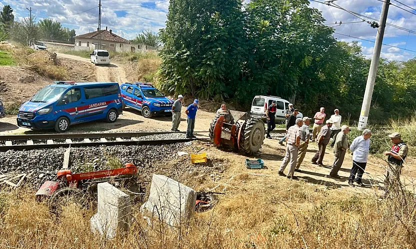 Malatya'da Yük Treni Traktöre Çarptı! Sürücü Yaralandı
