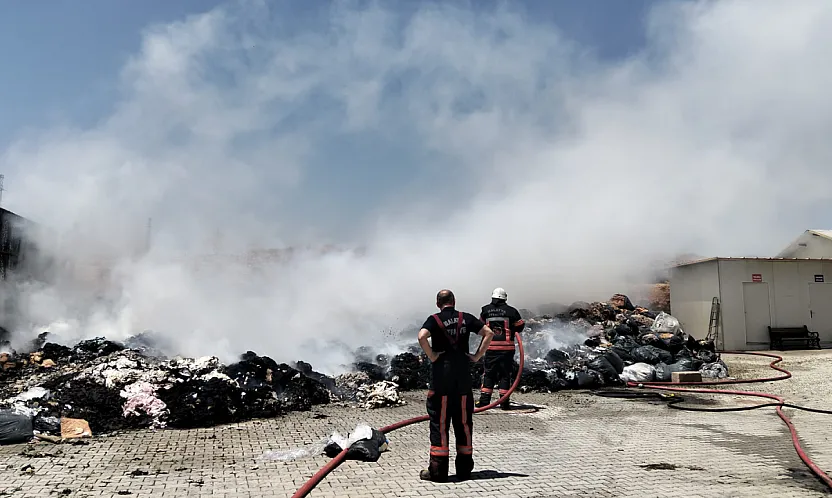 Malatya'daki Tekstil Fabrikasında Yangın Paniği! Alevler Büyümeden Söndürüldü
