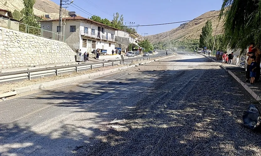Malatya Darende'de Kum Yüklü Kamyon Devrildi! Cami Ve Evlerde Hasar Oluştu