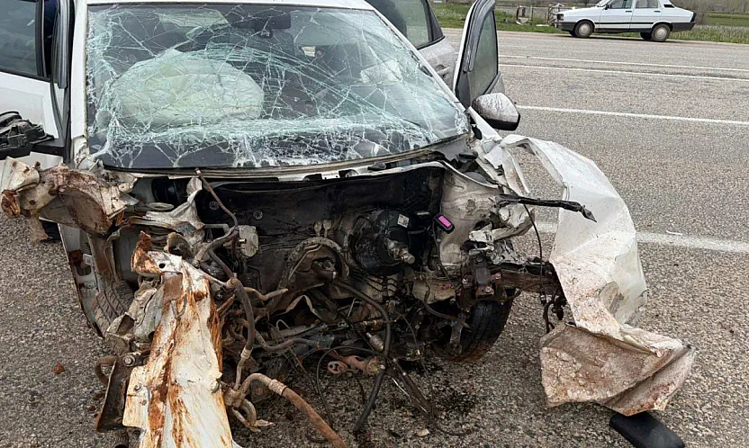 Malatya Doğanşehir'de Korkunç Kaza! Tabelaya Çarpan Araç Hurdaya Döndü