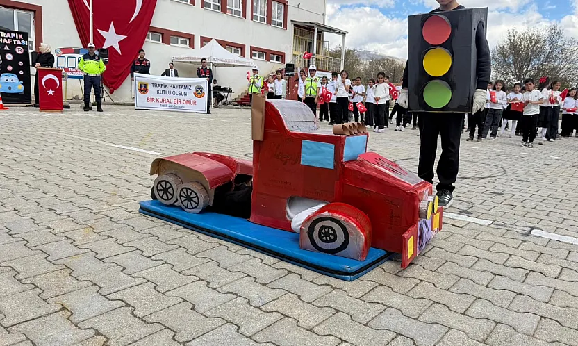 Malatya Doğanşehir'de Miniklere Jandarma Eşliğinde Trafik Eğitimi!