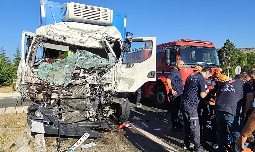 Malatya Güzergahında Trafik Kazası! İki Tır Çarpıştı, Sürücü Yaralandı