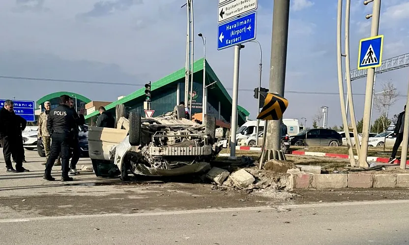 Malatya Hava Lojmanları Kavşağında Otomobil Takla Attı! Yaralılar Var