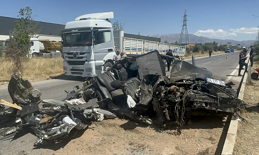 Malatya Havalimanı Yolunda Feci Kaza! Otomobil Tırın Altına Girdi
