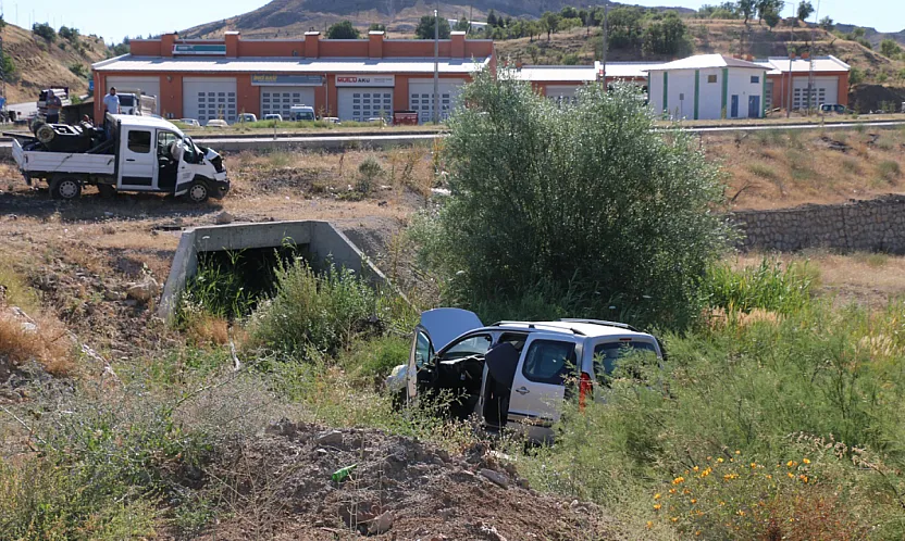 Malatya Hekimhan'da Kavşakta Kaza! İki Araç Çarpıştı, 3 Kişi Hastaneye Kaldırıldı