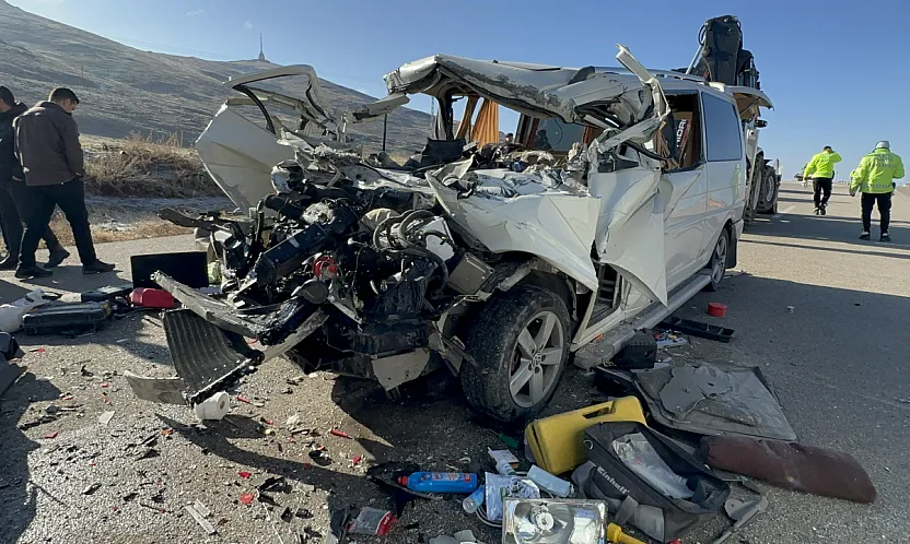Malatya Kozluca Mevkiinde Minibüs Tıra Çarptı: 3 Ölü
