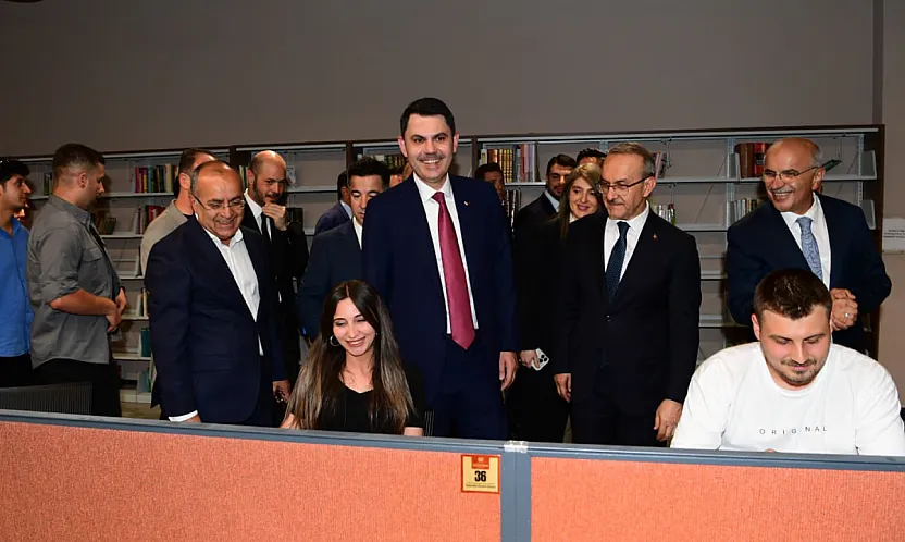 Malatya'nın Şehir Kütüphanesi Yoğun İlgi Görüyor! Bakan Kurum Öğrencilerle Sohbet Etti