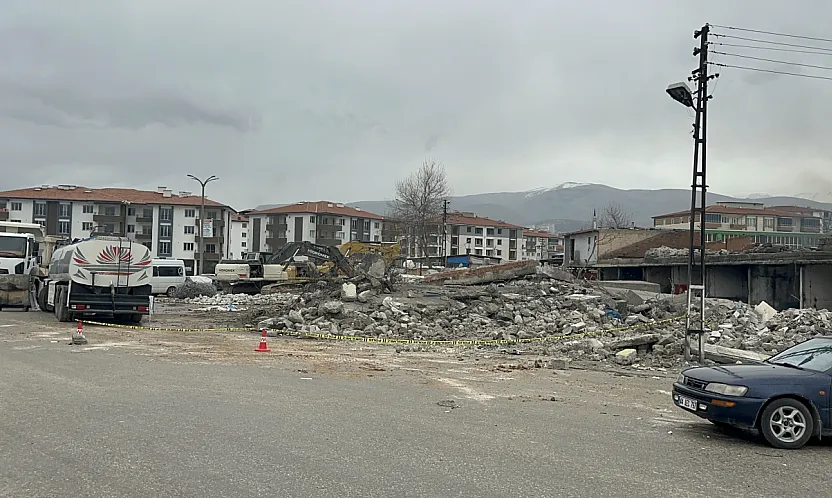 Malatya Sanayi Sitesi'nde Tahliye Gerginliği: Elektrikler Kesildi, Yıkım Başladı!