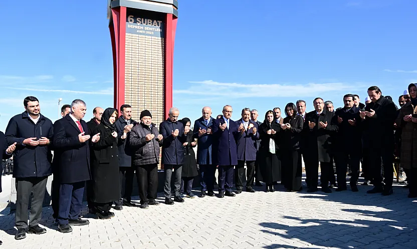 Malatya Şehir Mezarlığı'nda Anma! Bakan Uraloğlu Ailelerle Bir Araya Geldi