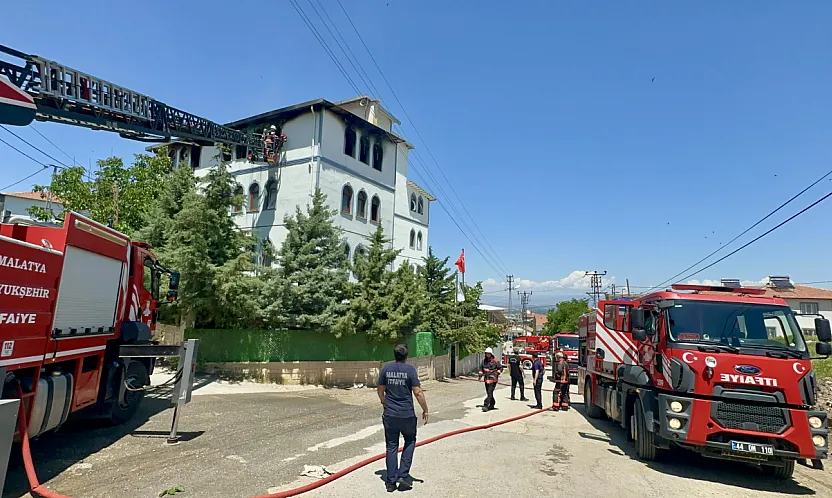 Malatya Yeşilyurt'ta Medrese Yangınında Öğrenciler Son Anda Tahliye Edildi!