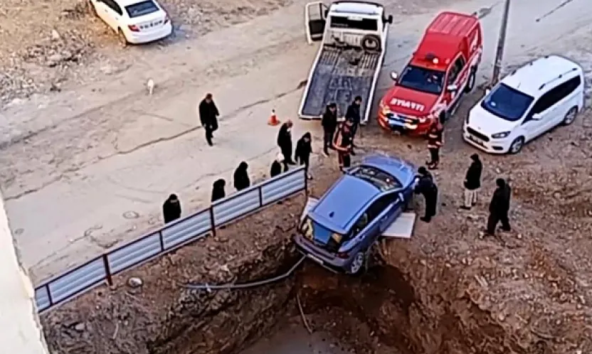 Mimarsinan Caddesi'nde Otomobil Metrelerce Derinlikteki Temelin Ucunda Durdu!