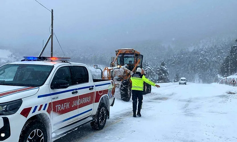 O Yollarda Kar Engeli Kalktı, Trafik Akışı Başladı!