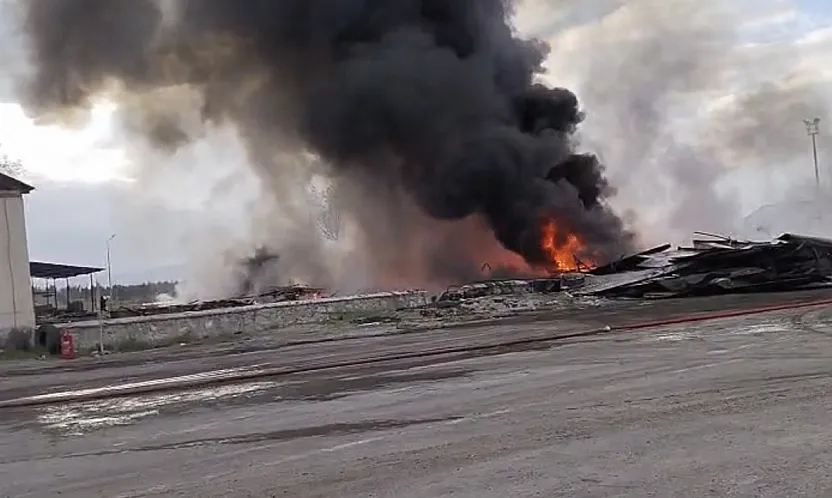 Özsan Sanayi Sitesi Yanında Panik! Karayolları Şefliği'nde Ziftler Alev Aldı