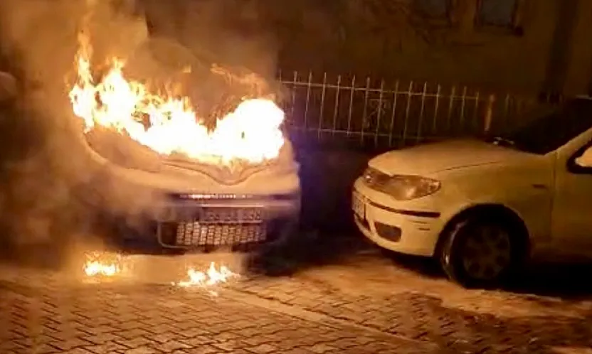 Park Halindeki Araç Alev Topuna Döndü! Malatya'da Korkutan Yangın