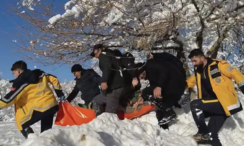 Pütürge'de Zorlu Tahliye 81 Yaşındaki Hasta Kurtarıldı