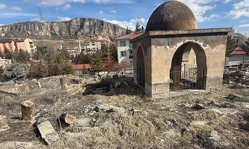 Saç Örgülü Mezar Taşları Zamana Yeniliyor! Darende'de Tarih Nöbeti