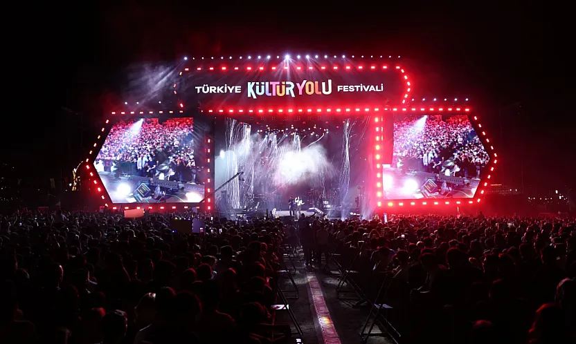 Simge Malatya'da Sahne Aldı! Festival Alanında Unutulmaz Gece