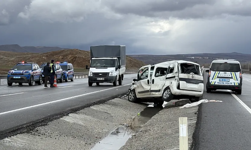 Sivas Malatya Yolunda Kaza: Hafif Ticari Araç Tırın Altına Girdi!