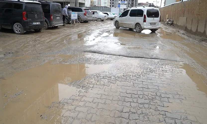 Üçbağlar'da 8 Aydır Çözülemeyen Kanalizasyon Sorunu Esnafı ve Halkı Mağdur Ediyor