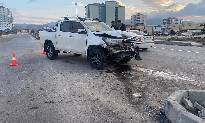 Yeşilyurt'ta Akşam Mesaisi Kazayla Bitti: İki Araç Birbirine Girdi