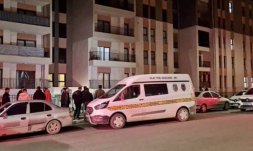 Yeşilyurt'ta Beton Zemine Düşen Genç Kız Yaşam Mücadelesinde: Sitede Korku Dolu Anlar