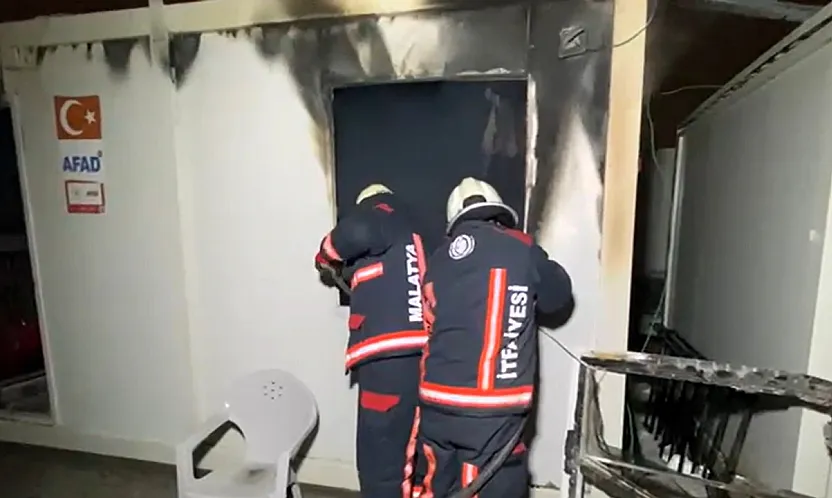 Yeşilyurt'ta Korkutan Yangın! Konteyner Kentten Dumanlar Yükseldi