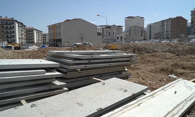 Yol Kapanıyor Mu? Niyazi Mısri Esnafının Gözü Kulağı Bu Kararda